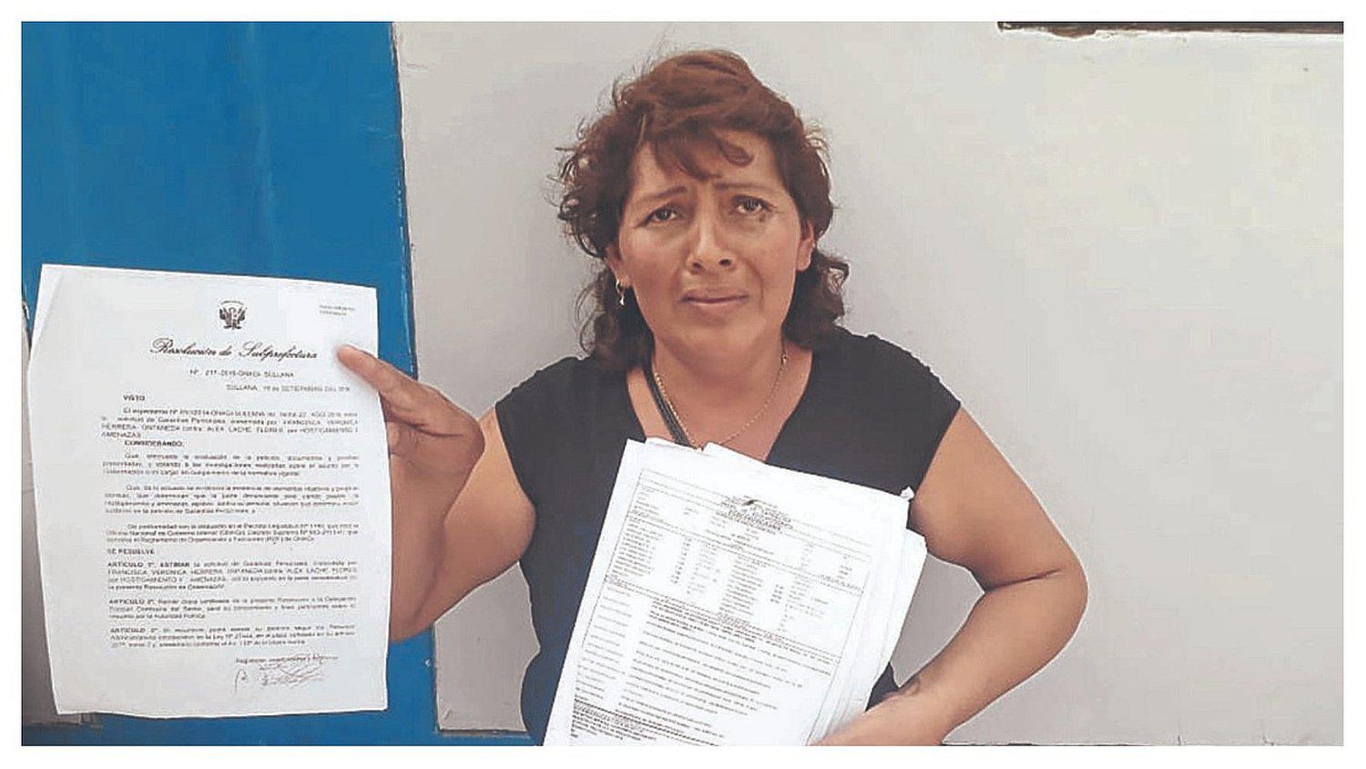 Mujer desesperada por supuestas agresiones