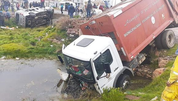 Vehículo compactador del municipio de Azángaro protagoniza accidente con una combi