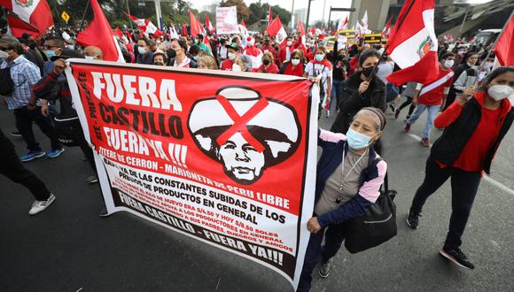 Centenares de personas pertenecientes a colectivos ciudadanos marchan en contra del gobierno de Pedro Castillo. 
Fotos: Julio Reaño/@Photo.gec