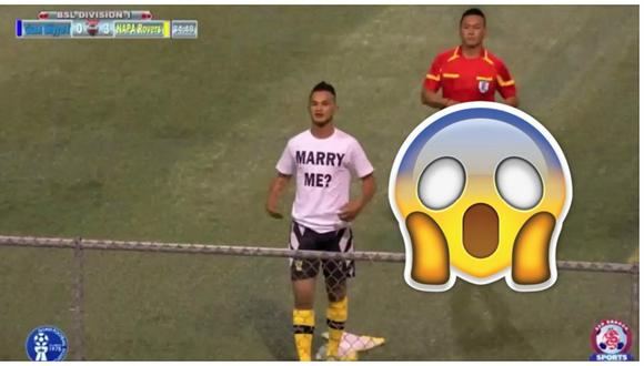 YouTube: futbolista le propuso matrimonio a su novia en pleno partido, pero luego vino lo peor (VIDEO)