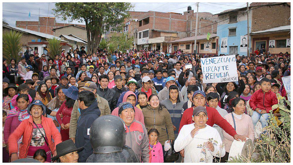 Pobladores expulsan a extranjeros tras asesinato de joven de 21 años (VIDEO)