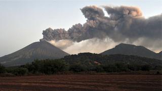 Volcán lanza cenizas sobre comunidades en Nicaragua