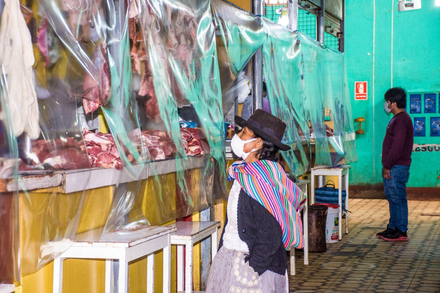 Las cortinas de plástico tienen pequeñas ventanas para despachar el producto y realizar el cobro. (Foto: GEC)