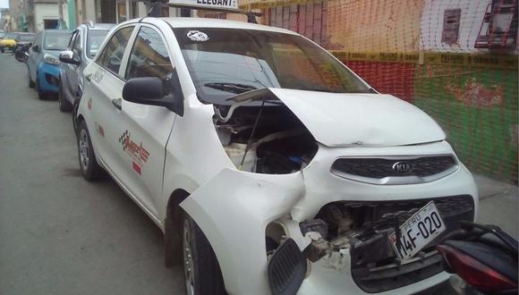 Chiclayo: Taxi choca contra camioneta de la Policía