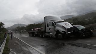México: tráiler embiste a ocho vehículos y deja varios heridos
