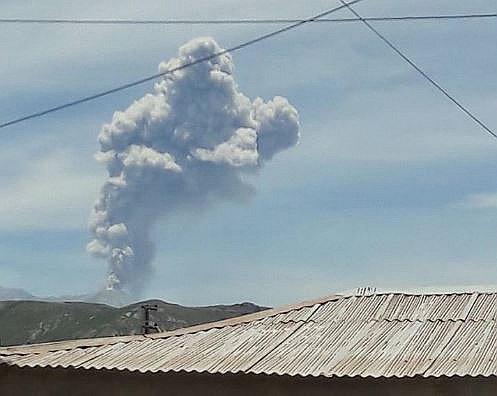 Volcán Sabancaya: nueva explosión reaviva la caída de cenizas cerca a poblados 