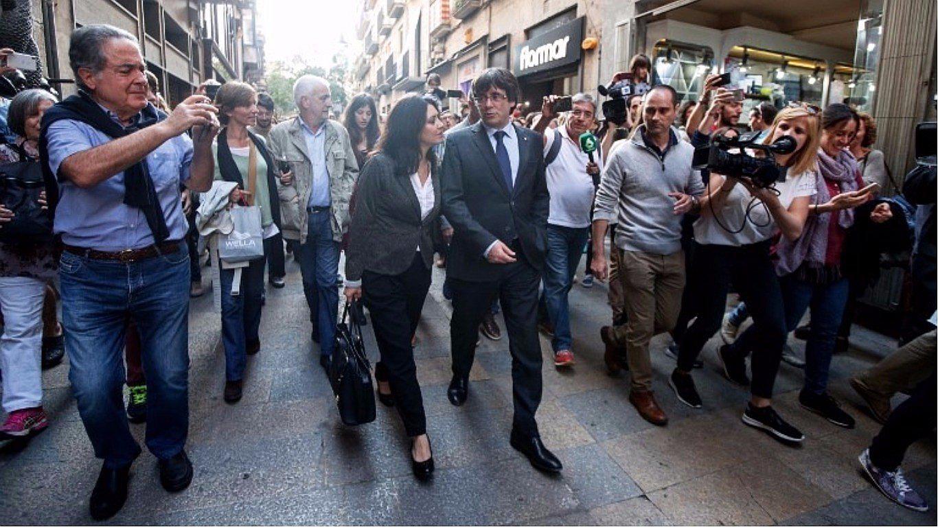 Puigdemont y los mensajes subliminales que delataban su huida a Bruselas (FOTOS y VIDEO) 