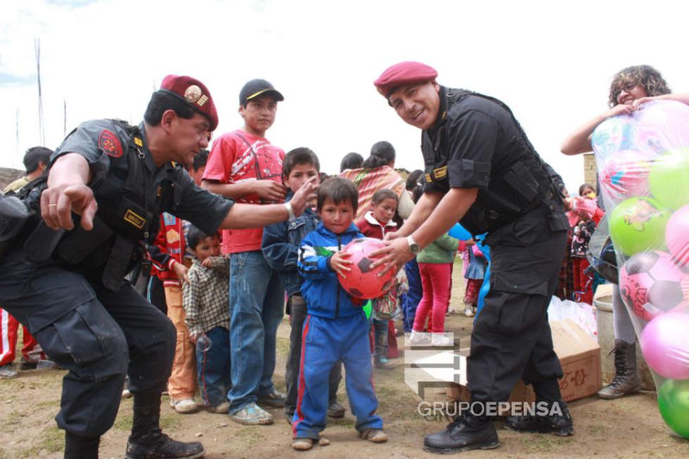 Escuadrón PNP y Correo llevaron amor y alegría a Chilca