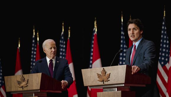 El presidente de los Estados Unidos, Joe Biden, y el primer ministro de Canadá, Justin Trudeau, realizan una conferencia de prensa conjunta en el edificio Sir John A. Macdonald en Ottawa, Canadá, el 24 de marzo de 2023. (Foto de ANDREJ IVANOV / AFP)