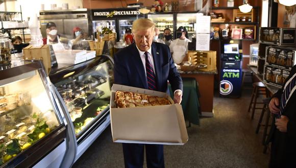 El presidente de Estados Unidos, Donald Trump, se detiene para comer una pizza en Arcaro and Genell en Old Forge, Pensilvania. (Foto de Brendan Smialowski / AFP).
