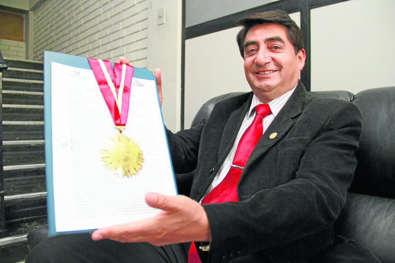 Autor de " Los Mataperros"  recibe reconocimiento