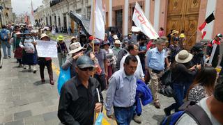 Arequipa: Manifestantes de la FDTA y otros gremios ingresaron a la Plaza de Armas (VIDEO)