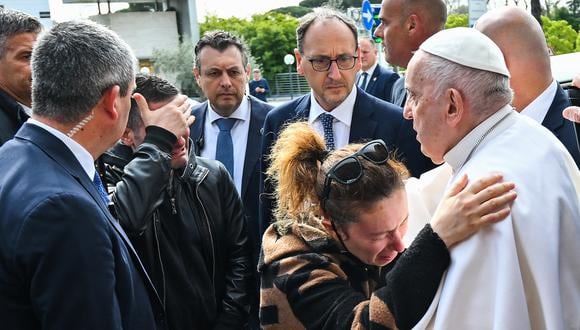 El Papa Francisco abraza a Serena Subania mientras reacciona su esposo Matteo Rugghia (L), una pareja que perdió a su hijo de cinco años un día antes, mientras el Papa sale del hospital Gemelli el 1 de abril de 2023 en Roma. (Foto de Filippo MONTEFORTE / AFP)
