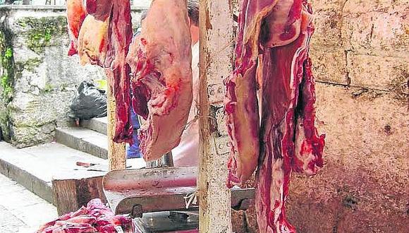 Expendian carne con triquina en el mercado Pedro Vilcapaza