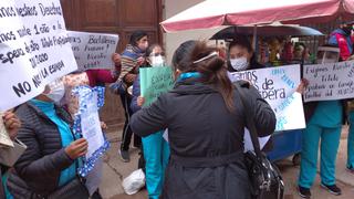 Egresadas de la UANCV protestan exigiendo entrega de título en Juliaca
