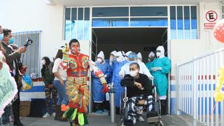 Con danza de tijeras reciben a paciente que sale de alta de hospital COVID-19 en Huancayo (VIDEO)