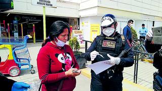 Huancayo: Embarazada llora cuando policías le devuelven dinero de CTS que olvidó en cajero