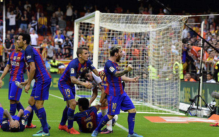Barcelona venció al Valencia y es el líder provisional de La Liga