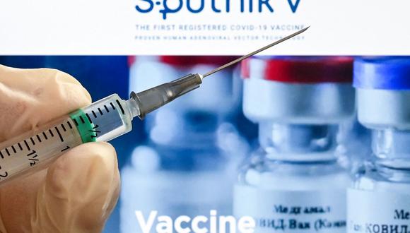 Una imagen ilustrativa muestra una jeringa con la página web de la vacuna rusa Sputnik V contra la enfermedad del coronavirus. (Foto de Kirill KUDRYAVTSEV / AFP).