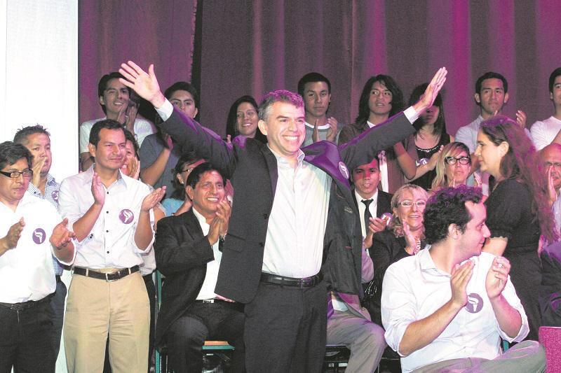 Julio Guzmán revela que su esposa es la que mantiene su hogar