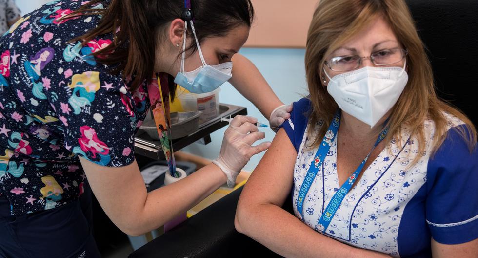Una trabajadora sanitaria recibe la vacuna contra el coronavirus en el Hospital de Urgencia Asistencia Pública en Santiago (Chile), el 24 de diciembre de 2020. (EFE/Alberto Valdes).