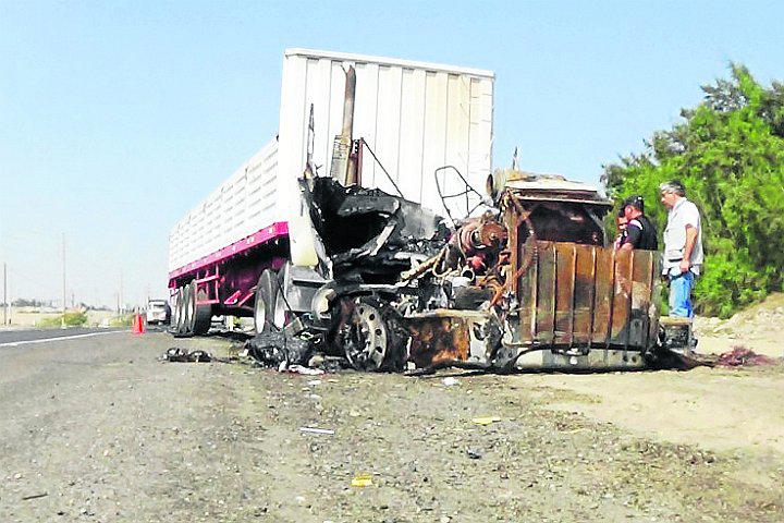 Tráiler se incendia luego de choque con auto y deja cuatro heridos graves