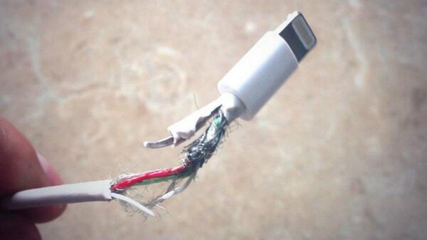 Conoce los peligros de cargar tu celular con un cable roto, falso o defectuoso