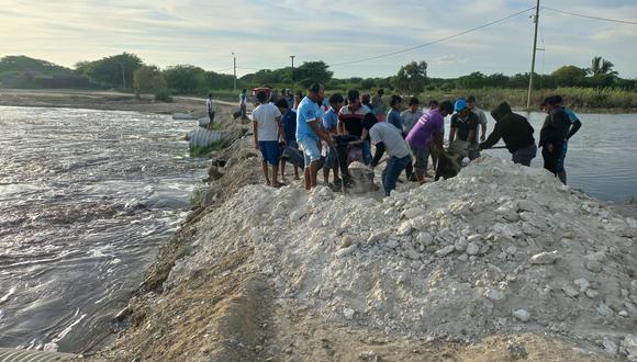 Pescadores refuerzan puente para evitar quedar aislados en Sechura