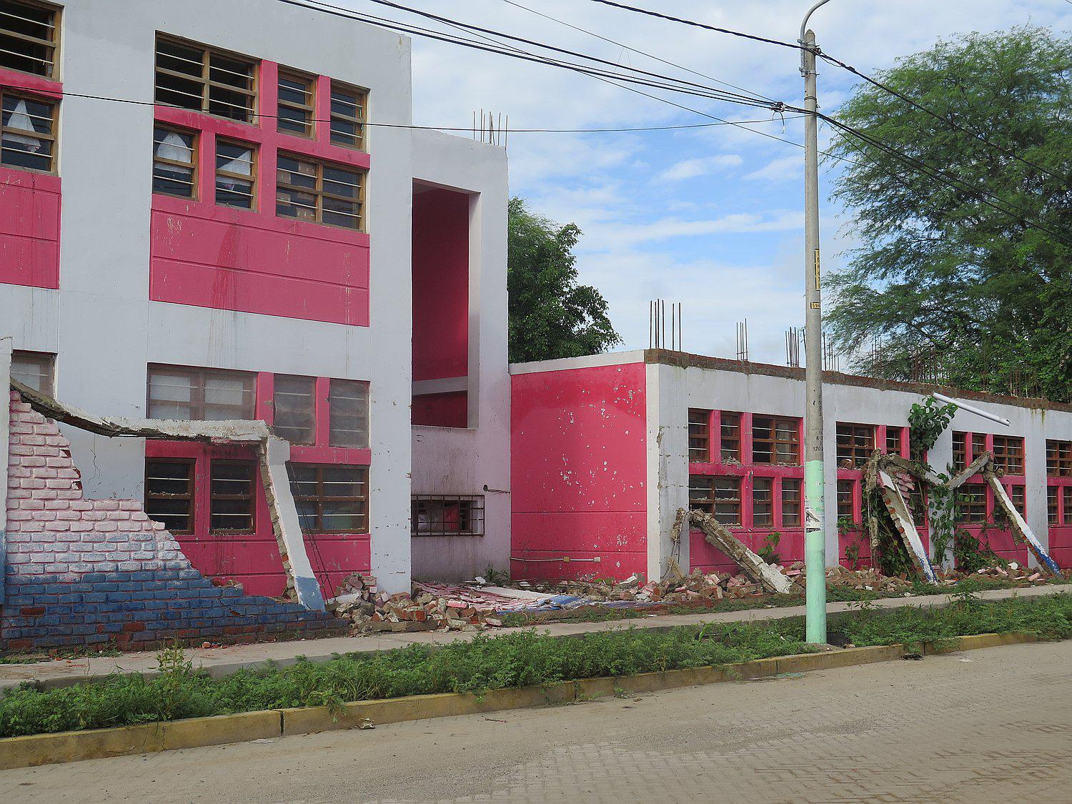 Piura: Se cae la pared de un colegio del nivel primario (VIDEO)