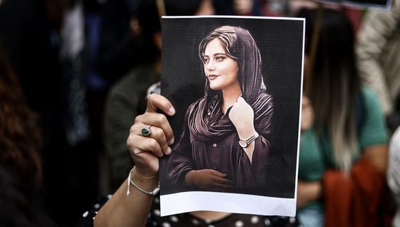 Un manifestante sostiene un retrato de Mahsa Amini durante una manifestación en su apoyo frente a la embajada iraní en Bruselas el 23 de septiembre de 2022. (Foto:  Kenzo TRIBOUILLARD / AFP)