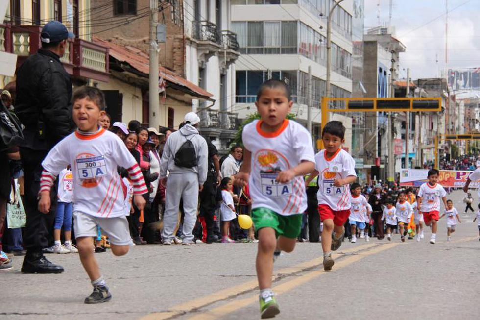Niños y niñas participan en mini maratón (FOTOS)