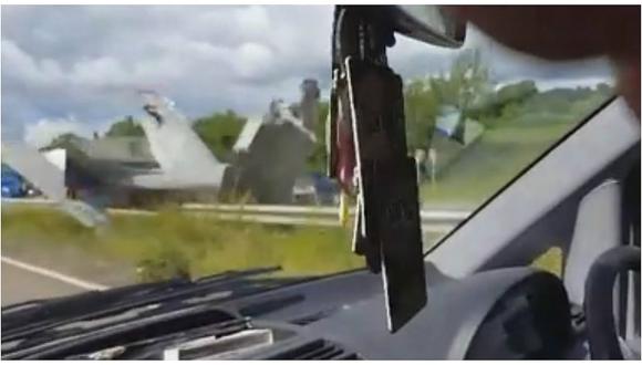 Facebook: Avioneta se estrelló contra autopista y estos fueron los resultados (VIDEO)