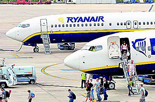 España: Le prohíben viajar en avión por tener un "hijo malcriado"