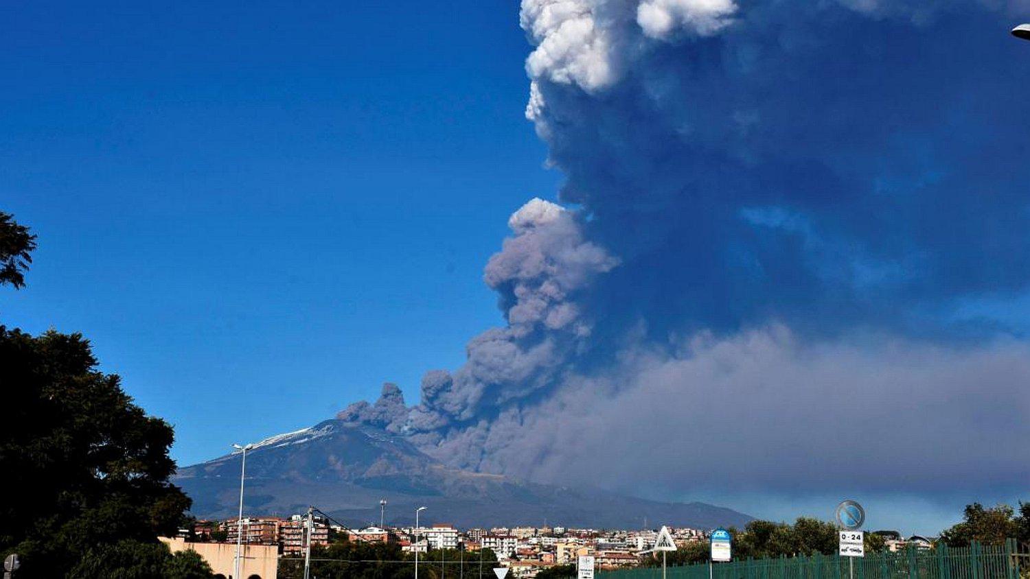 Italia: Volcán Etna cubre de humo el cielo de Sicilia
