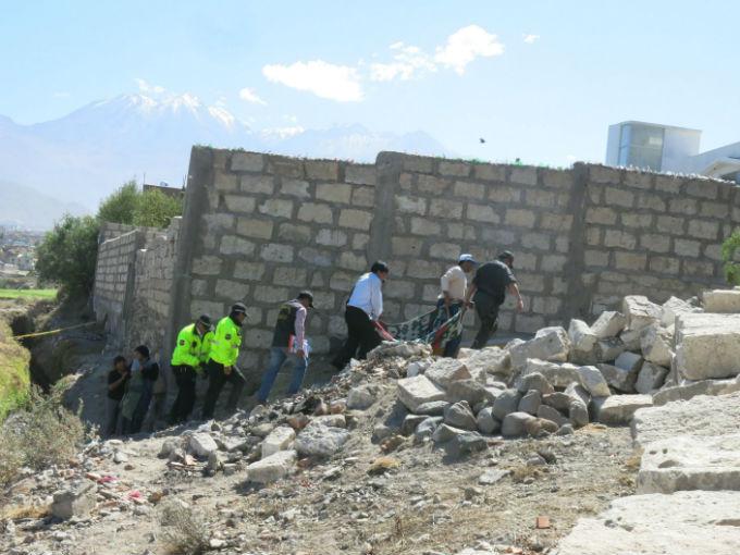 Mujer halla muerto a su cónyuge junto a canal de riego