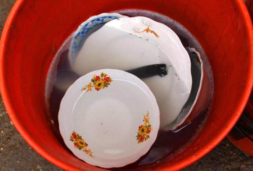 Comerciantes reutilizan agua para lavar platos (FOTOS)