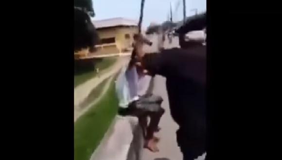 ​YouTube: Policía permite a anciano golpear a ladrón que le robó