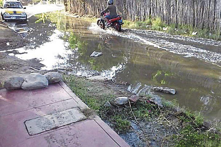 Desagüe colapsa en varios sectores de Los Aquijes