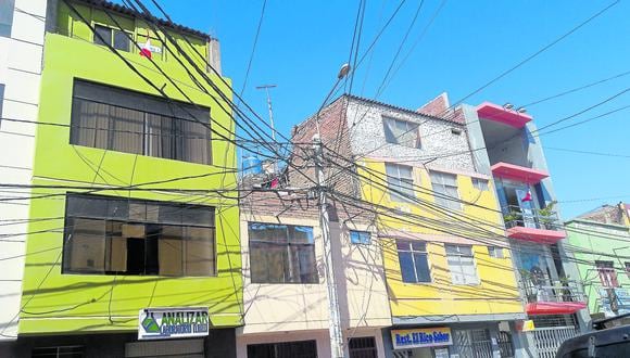 Una serie de operadores han afectado al centro histórico de Chiclayo al haber colocado cables de electricidad y de telecomunicación, que hoy están en desuso.