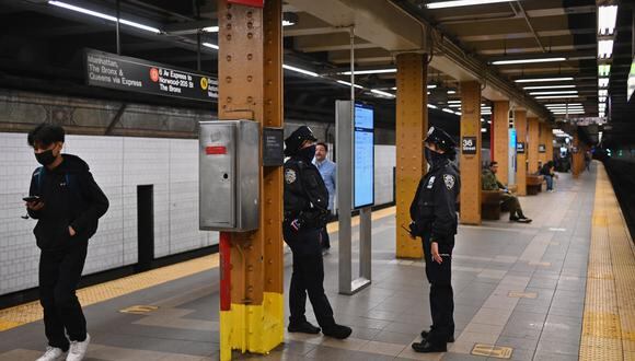 La policía se para cerca de una estación de metro en la ciudad de Nueva York el 13 de abril de 2022, un día después de que las personas resultaran heridas durante un tiroteo en la hora pico en el distrito de Brooklyn de Nueva York. (Foto de Ángela Weiss / AFP)