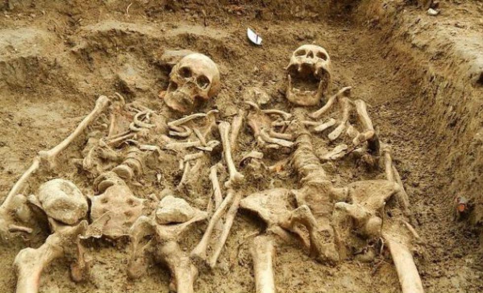 Reino Unido: Hallan esqueletos tomados de la mano por 700 años 