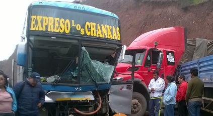 Bus interprovincial y tráiler chocan frontalmente en la vía Abancay - Andahuaylas