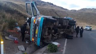 Puno: Dos comerciantes fallecen tras despistarse y volcar camión cargado de verduras