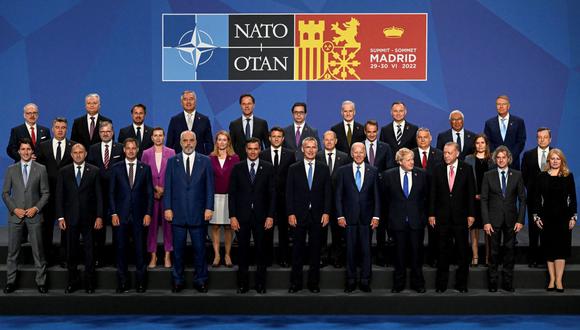 Los Jefes de Estado y de Gobierno posan para la foto oficial de grupo durante la cumbre de la OTAN en el centro de congresos de Ifema en Madrid, el 29 de junio de 2022. (Foto de Pierre-Philippe MARCOU / AFP)