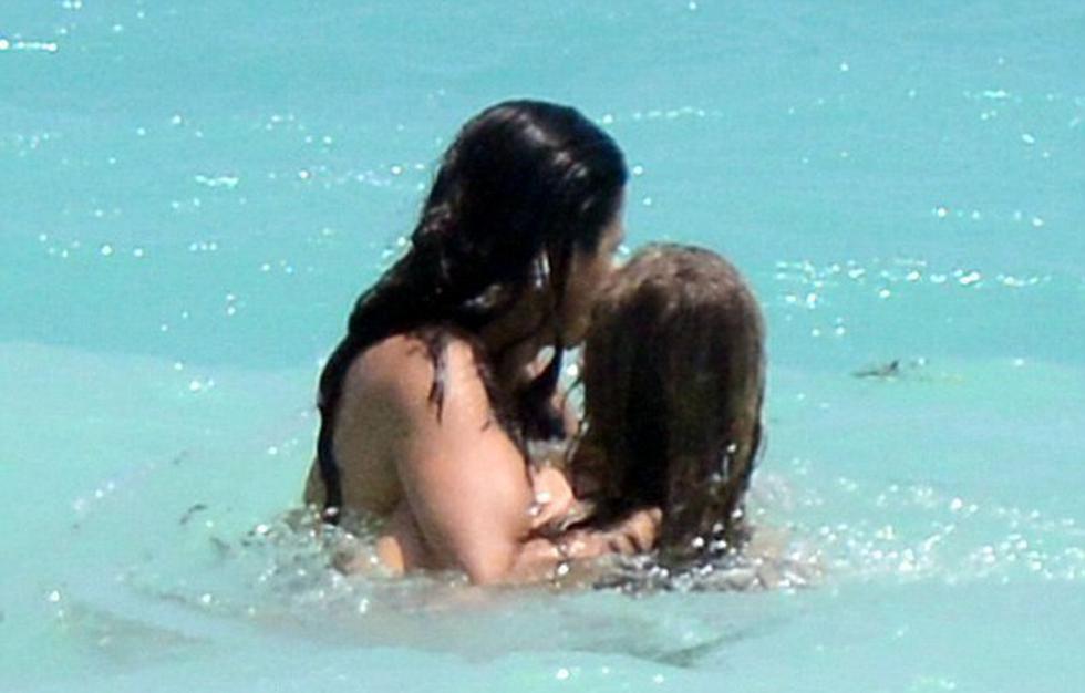 Cara Delevingne y Michelle Rodríguez en topless se prodigan besos (FOTOS)