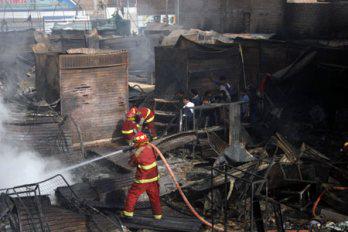 Fuego arrasó 543 puestos del mercadillo 28 de Julio