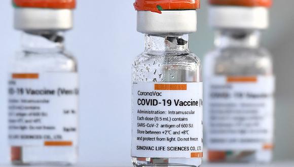 En esta foto de archivo tomada el 24 de febrero de 2021, se exhiben viales de la vacuna CoronaVac, desarrollada por la firma china Sinovac. (Lillian SUWANRUMPHA / AFP).