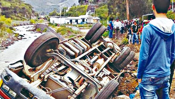 Camión sufre accidente tras hundimiento de vía en Huancabamba