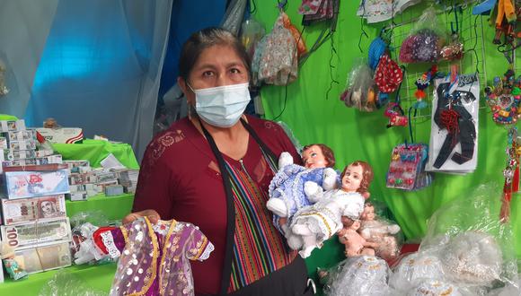 Sofía Romero confecciona ajuares y trajes para el "Niño Manuelito" durante las fiestas de navidad