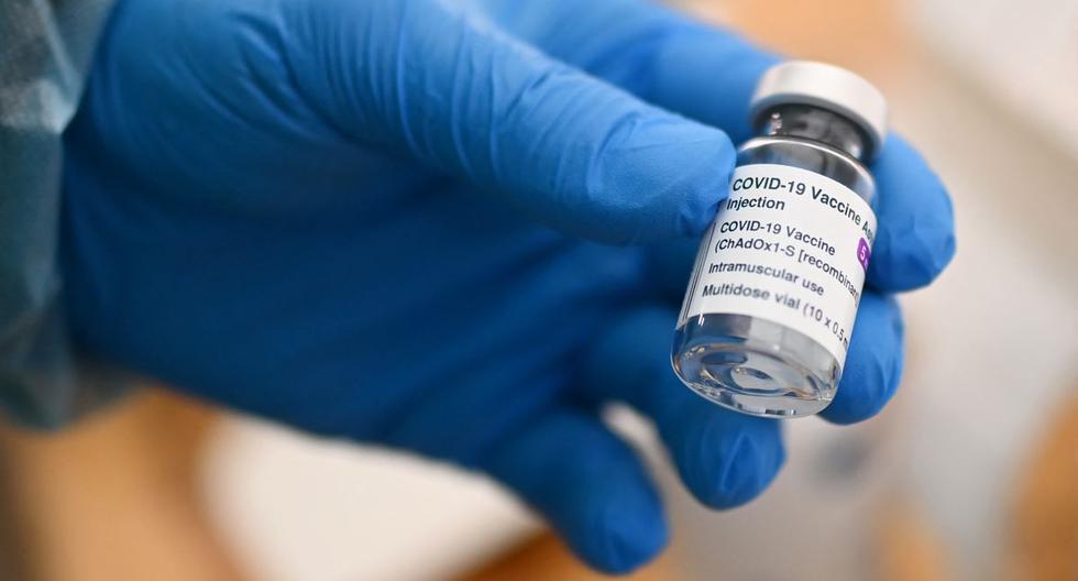 Un médico muestra un frasco vacío de la vacuna AstraZeneca contra el coronavirus Covid-19. (Foto de Ina FASSBENDER / AFP).
